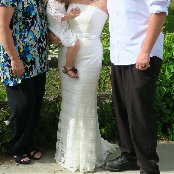 Beautiful Lace Wedding Dress - Picture 5 of 7